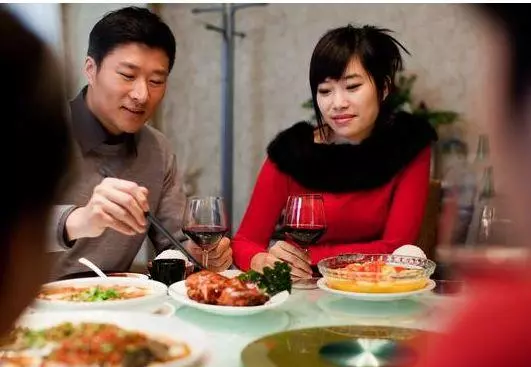 小姑子帶孩子去家裡吃飯,她假裝難受,卻慶幸自己躲過一劫