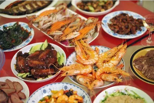 小姑子帶孩子去家裡吃飯,她假裝難受,卻慶幸自己躲過一劫