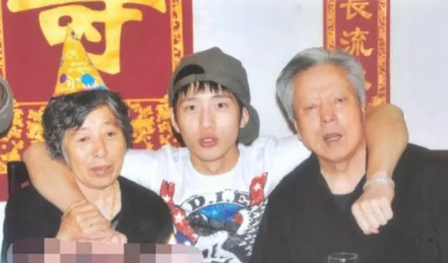 出生7年才見到媽,16歲打工賺錢為奶奶治病,現終於變成大明星!