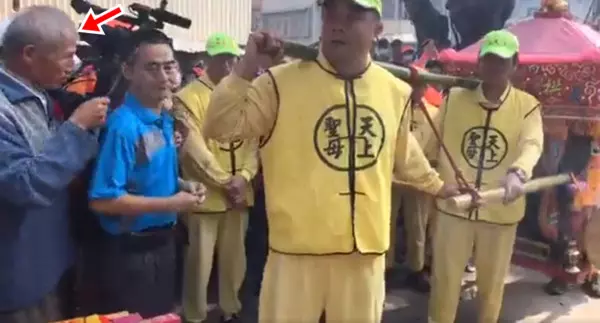 白沙屯媽祖破天荒下高屏 白髮翁「全身抖動」摸鬍大笑!土地公驚喜降駕