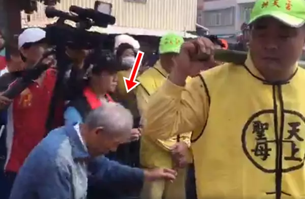 白沙屯媽祖破天荒下高屏 白髮翁「全身抖動」摸鬍大笑!土地公驚喜降駕