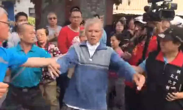 白沙屯媽祖破天荒下高屏 白髮翁「全身抖動」摸鬍大笑!土地公驚喜降駕