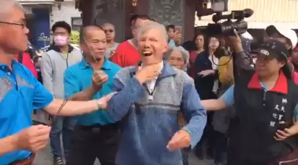 白沙屯媽祖破天荒下高屏 白髮翁「全身抖動」摸鬍大笑!土地公驚喜降駕