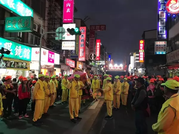 白沙屯媽祖破天荒下高屏 白髮翁「全身抖動」摸鬍大笑!土地公驚喜降駕