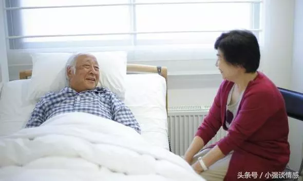 公公住院我拿3萬,忘拿包包返回,門外聽到公婆對話,我淚流滿面