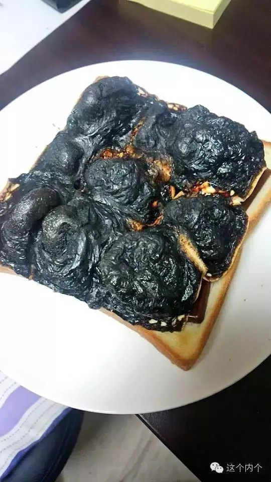 他半夜翻出冰箱的「冷凍糯米腸」微波來吃,一吃立馬吐出來....媽媽崩潰喊:「那是我要用的!」
