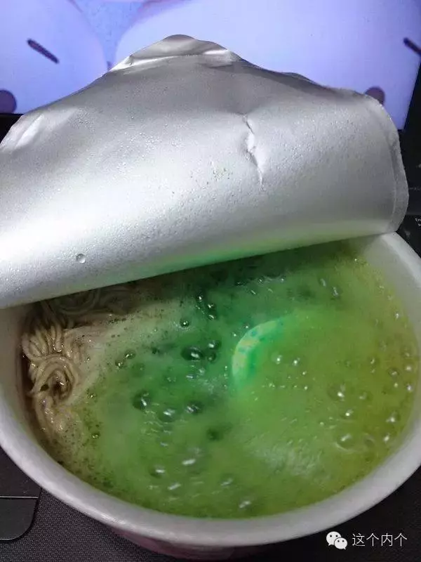 他半夜翻出冰箱的「冷凍糯米腸」微波來吃,一吃立馬吐出來....媽媽崩潰喊:「那是我要用的!」