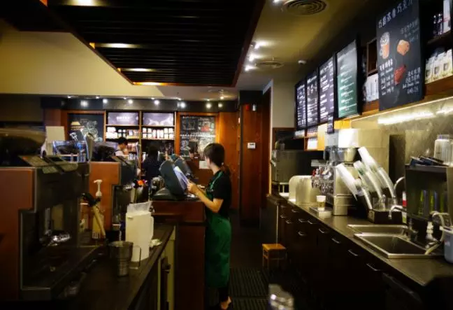 星巴克前員工爆料「點中杯的人是白痴」!他怒揭「咖啡製作秘密」大家都成了冤大頭....