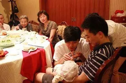 繼父養我14年,兒子滿月他送10萬,我在婆家抬不起頭,送他回老家