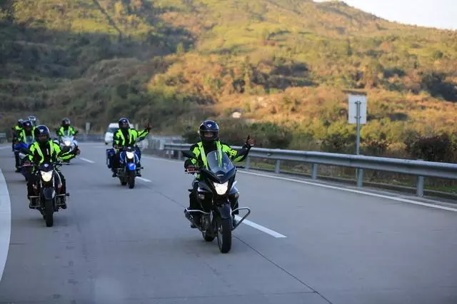 騎行的車友碰到之後為什麼會互相升出大拇指?