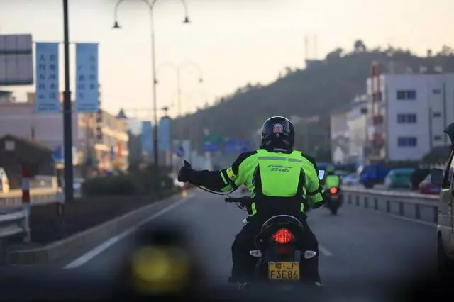 騎行的車友碰到之後為什麼會互相升出大拇指?