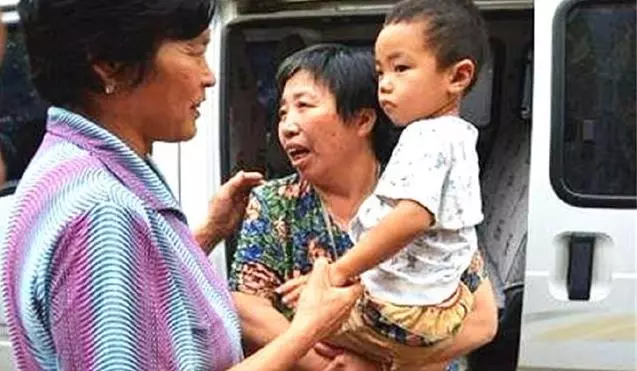 3歲外甥突然失蹤,熟悉的鄰居過來安慰,家裡的黑狗卻狂吠不止,姐夫見狀悄悄報了警!