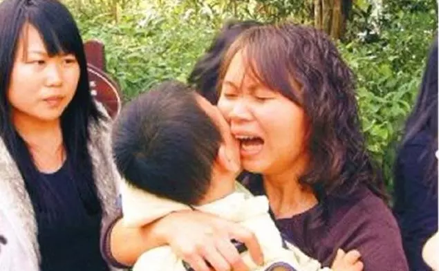 3歲外甥突然失蹤,熟悉的鄰居過來安慰,家裡的黑狗卻狂吠不止,姐夫見狀悄悄報了警!