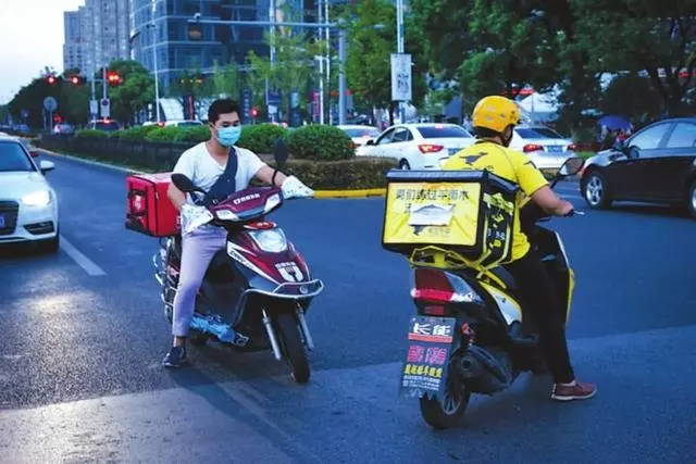 哥送外賣撞到100萬豪車,車主30萬賠償,拿下頭盔,車主突然跪下