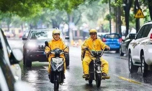 哥送外賣撞到100萬豪車,車主30萬賠償,拿下頭盔,車主突然跪下