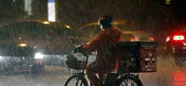 哥送外賣撞到100萬豪車,車主30萬賠償,拿下頭盔,車主突然跪下