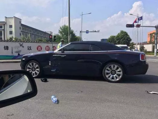哥送外賣撞到100萬豪車,車主30萬賠償,拿下頭盔,車主突然跪下