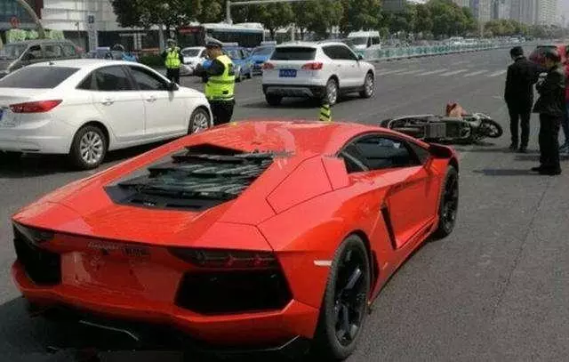 哥送外賣撞到100萬豪車,車主30萬賠償,拿下頭盔,車主突然跪下