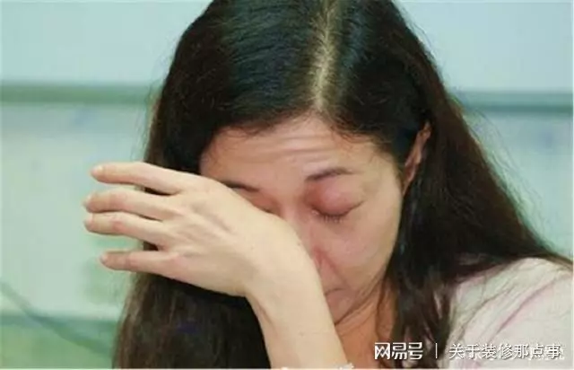 養母到城裡去看姐,吃飯時姐夫不停用腳踢姐,低頭一看姐紅了眼