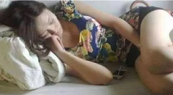 哥哥坐火車出差,上鋪的女生掉了一樣東西,哥哥慌忙跑去了廁所!