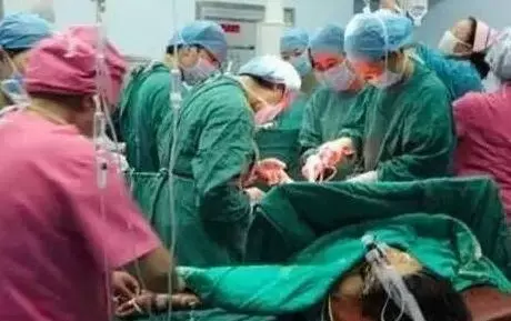 50歲孕婦感覺懷的不是嬰兒,生產時,醫生剖開孕婦肚子情緒失控!
