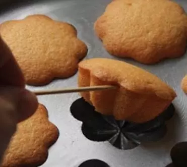 【Kuih Bahulu】傳統雞蛋糕的做法!不用等到新年,現在就可以自己做來吃啦!!