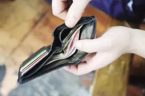 女學生要搭高鐵卻「忘記帶錢包」突然陌生男子「遞給她1000塊」!急忙拒絕後男子卻掏出…當場嚇傻!