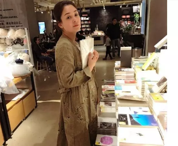 與前夫閃婚,女兒4歲後卻被拋棄,如今她紅紅火火,前夫滿頭白髮