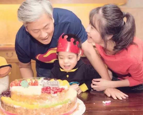 與前夫閃婚,女兒4歲後卻被拋棄,如今她紅紅火火,前夫滿頭白髮