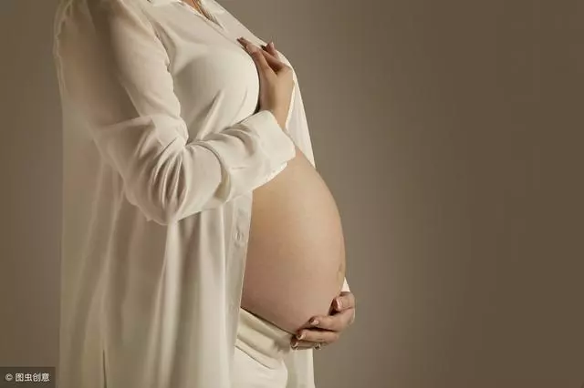 坐月子婆婆來照顧,親媽過來看望,瞥了一眼床頭,立馬帶我回娘家