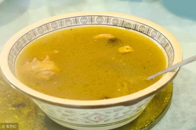 坐月子婆婆來照顧,親媽過來看望,瞥了一眼床頭,立馬帶我回娘家