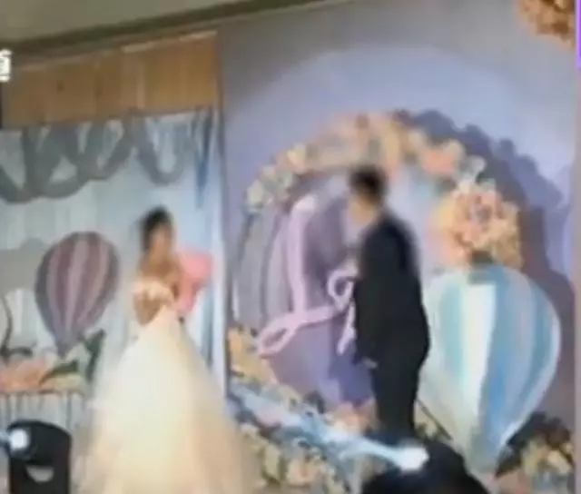 婚禮現場突發口角,新娘怒摔捧花:這婚我不結了!新郎:隨你便吧