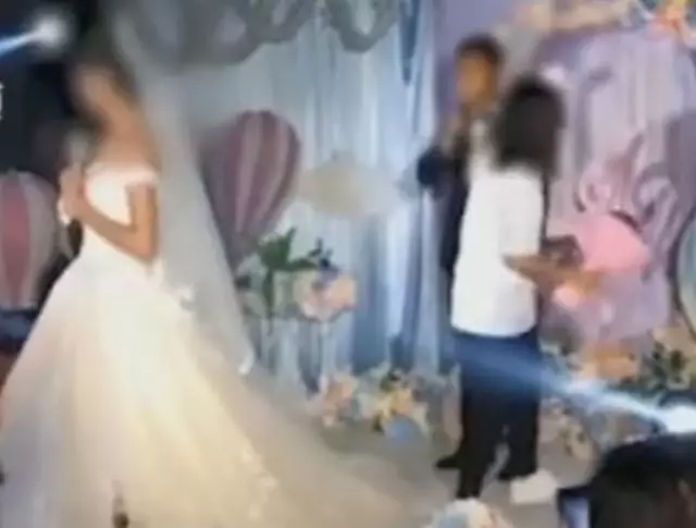 婚禮現場突發口角,新娘怒摔捧花:這婚我不結了!新郎:隨你便吧
