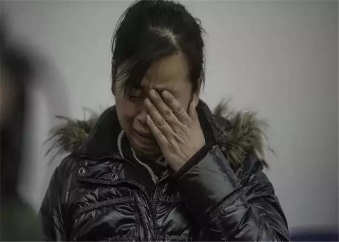 男子出差回來連睡兩天,丈母娘生氣幫忙洗衣服,打開洗衣機,蒙了