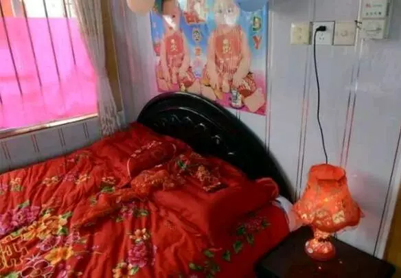 妹來家,丈夫逼俺陪她睡次臥,深夜聽見丈夫尖叫,推開門俺癱地上