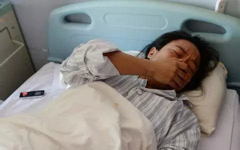 女子好不容易生下兒子,丈夫卻摔門而去,到醫院時妻子已冰冷