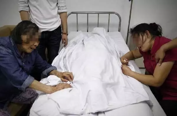 女子好不容易生下兒子,丈夫卻摔門而去,到醫院時妻子已冰冷