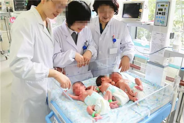 奶奶給三胞胎取名,報戶口時櫃台人員都笑了,連誇阿嬤太有才!