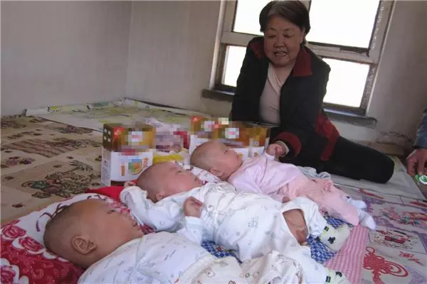 奶奶給三胞胎取名,報戶口時櫃台人員都笑了,連誇阿嬤太有才!