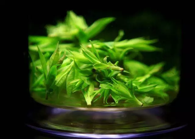 喜歡喝酒的人,晚上睡覺若沒有這4種症狀,恭喜你,肝臟比較健康!