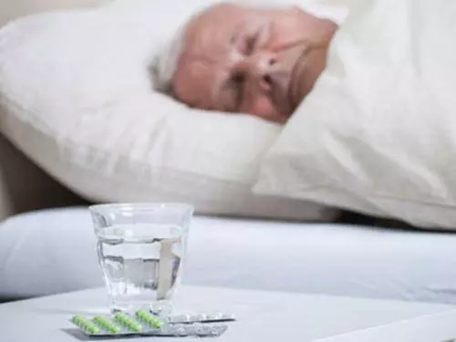 喜歡喝酒的人,晚上睡覺若沒有這4種症狀,恭喜你,肝臟比較健康!