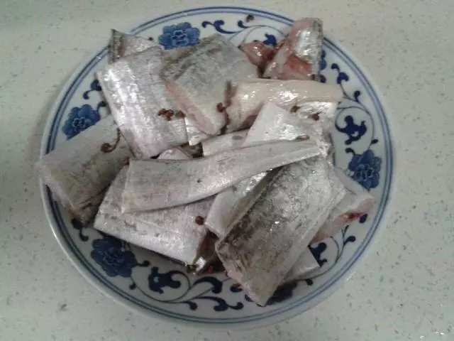 炸帶魚時,別著急放油下鍋炸!這一步不能少,帶魚又酥又香又入味!