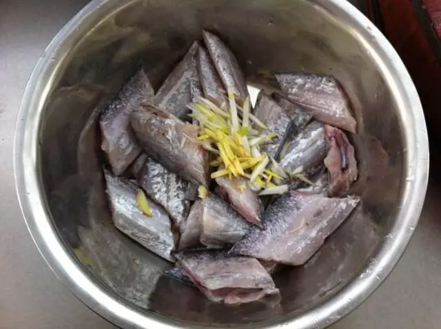 炸帶魚時,別著急放油下鍋炸!這一步不能少,帶魚又酥又香又入味!