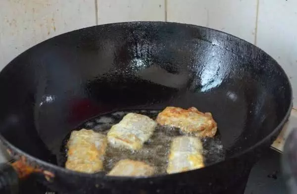 炸帶魚時,別著急放油下鍋炸!這一步不能少,帶魚又酥又香又入味!