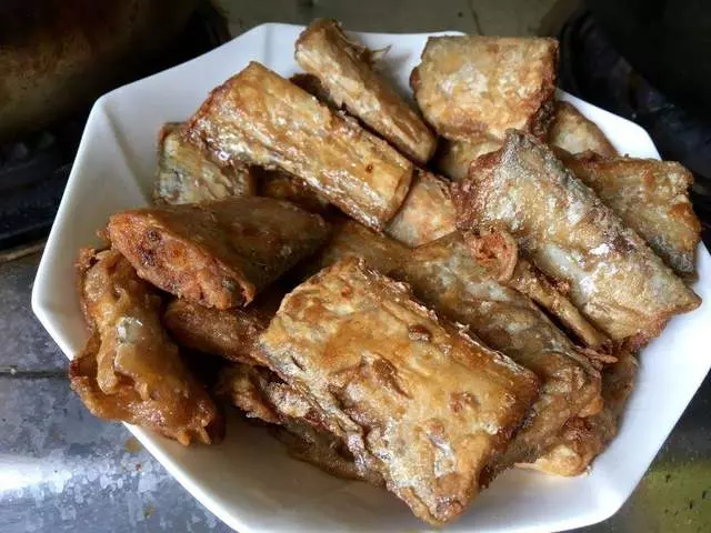 炸帶魚時,別著急放油下鍋炸!這一步不能少,帶魚又酥又香又入味!