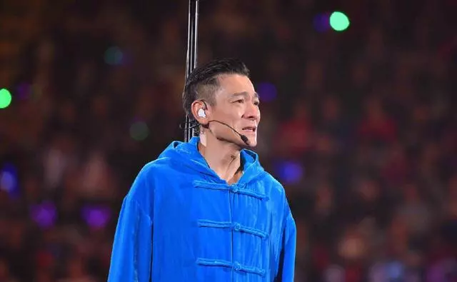 劉德華演唱會出意外,唱三首歌突然宣布中止,台下李健表情難過