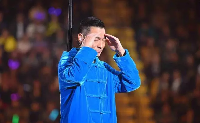 劉德華演唱會出意外,唱三首歌突然宣布中止,台下李健表情難過