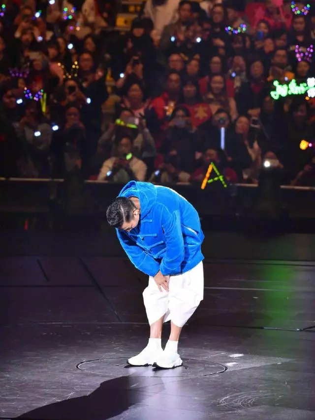 劉德華演唱會出意外,唱三首歌突然宣布中止,台下李健表情難過