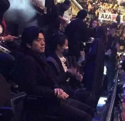 劉德華演唱會出意外,唱三首歌突然宣布中止,台下李健表情難過
