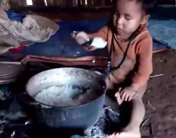 父親去世母親出走,5歲小男孩獨自面對生活,看著讓人心疼